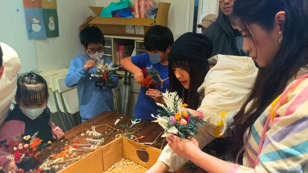 大人小孩都超愛的創作！（2024年12月14日於南港家支中心，鄭偉銘攝影）